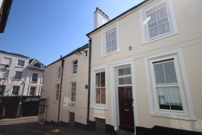 2 bed property, in Church Street, £120,000