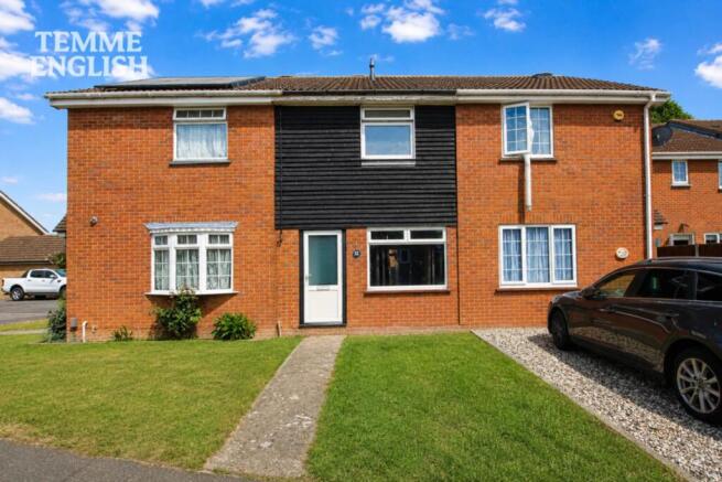2 bed property, in Fraser Close, £325,000
