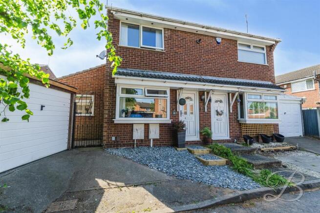 2 bed property, in Sherwood Close, £160,000