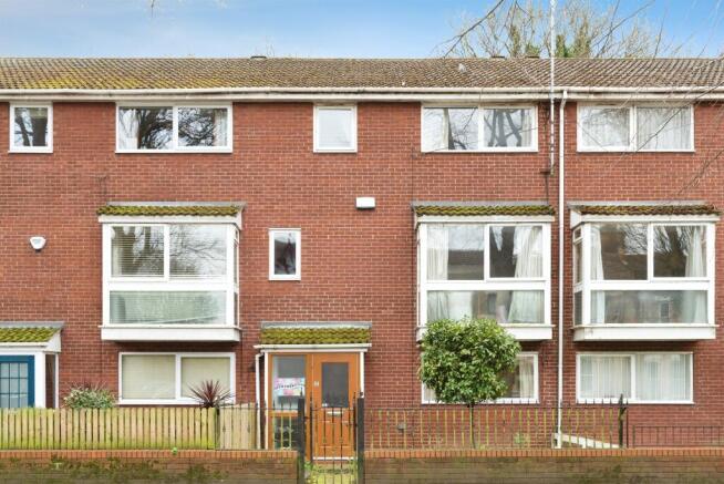 4 bed property, in Avenues Court, £200,000