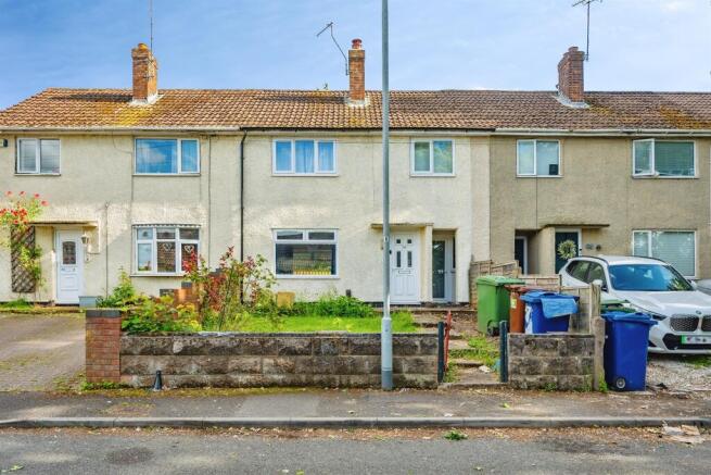 3 bed property, in Flaxley Road, £140,000