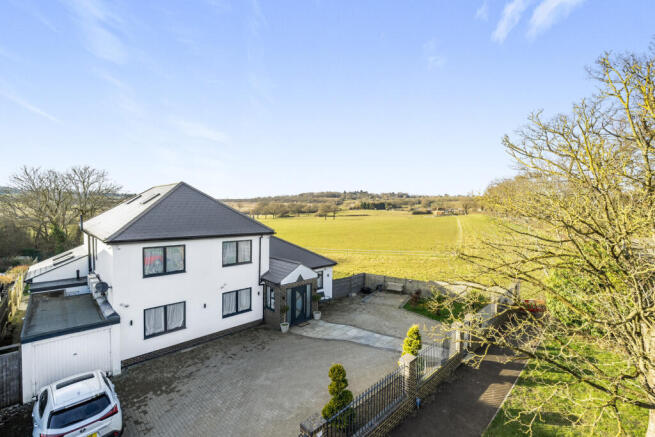 6 bed property, in Edgwarebury Lane, £1,499,950