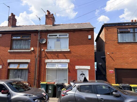 2 bed property, in Crompton Street, £110,000