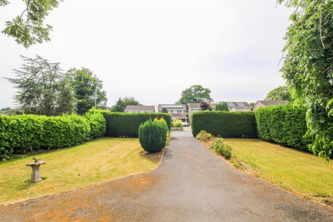 4 bed property, in Woodfield Park, £450,000