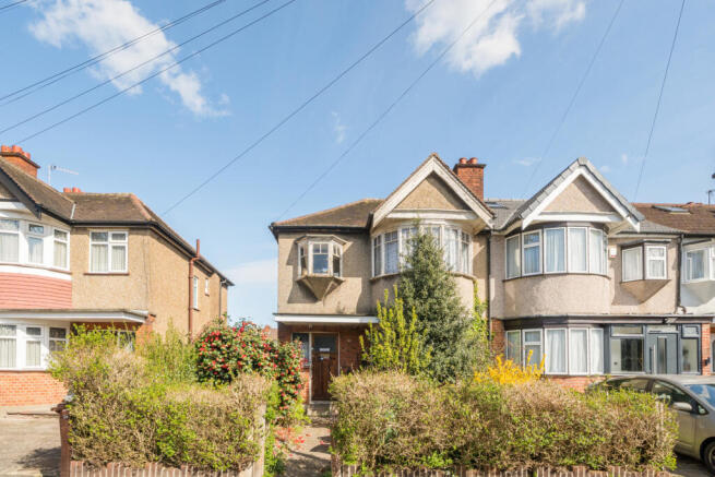 3 bed property, in Lynton Road, £475,000