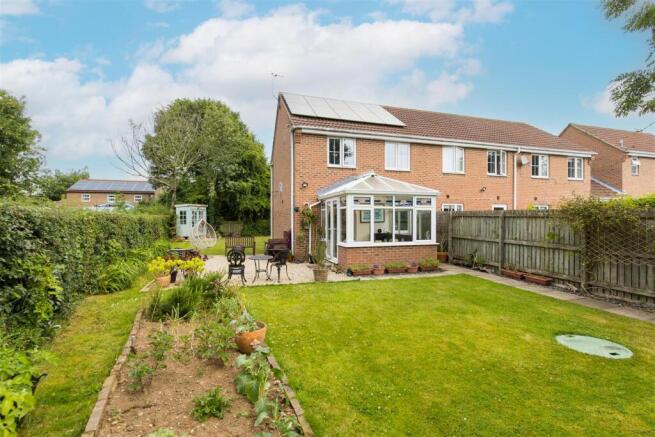 3 bed property, in Maple Garth, £300,000