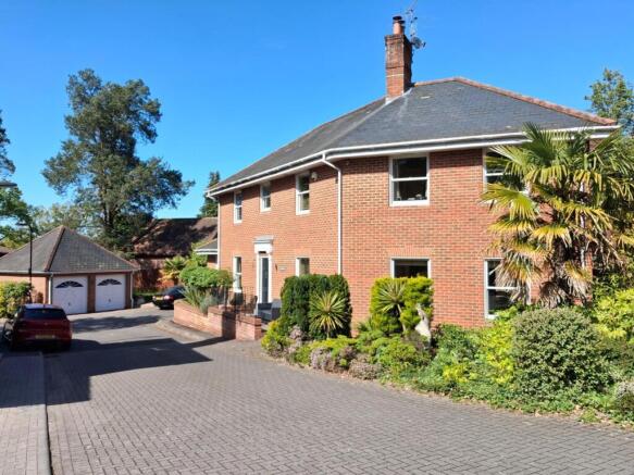 5 bed property, in Cleek Drive, £795,000