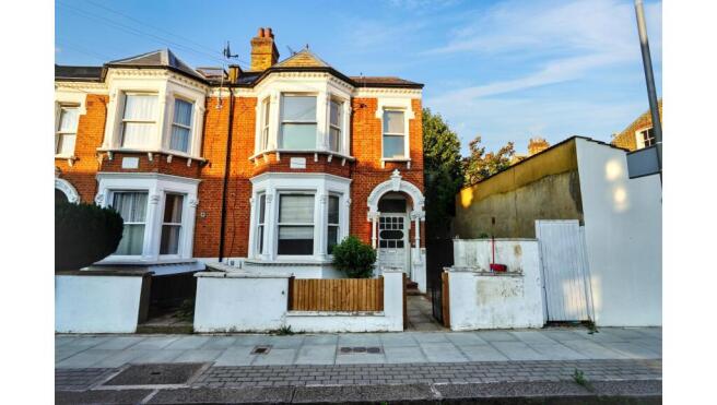 1 bed property, in 69C Childebert Road, £320,000