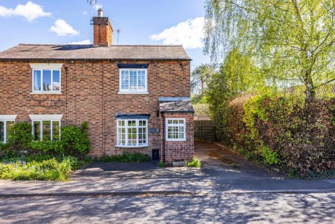 2 bed property, in The Turnpike, £229,950