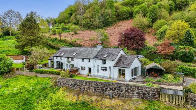 3 bed property, in Llanfyllin, £400,000