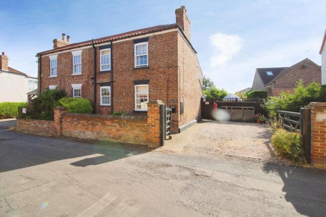 2 bed property, in Church Street, £299,000