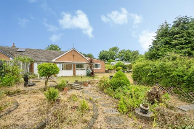 3 bed property, in Holly Bush Drive, £375,000