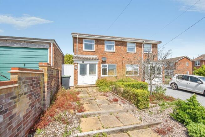 3 bed property, in Angel Road, £185,000