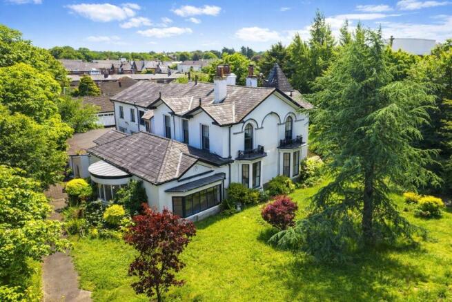 5 bed property, in Birkdale Lodge, £800,000