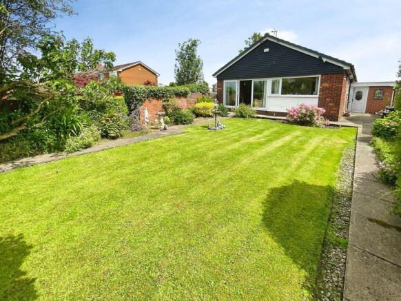 2 bed property, in Smethurst Lane, £285,000