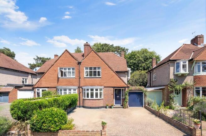 3 bed property, in Ewell Park Way, £725,000
