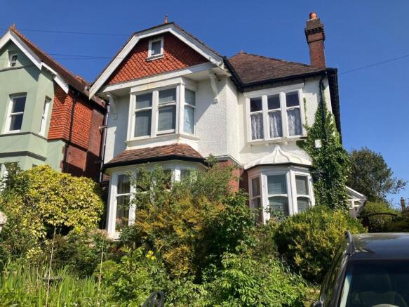 5 bed property, in Clinton Crescent, £800,000