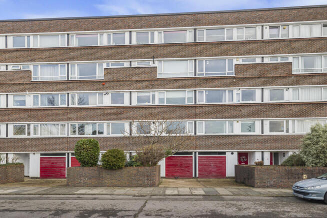 2 bed property, in Fair Acres, £240,000