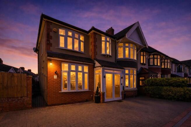 6 bed property, in Dawlish Drive, £850,000