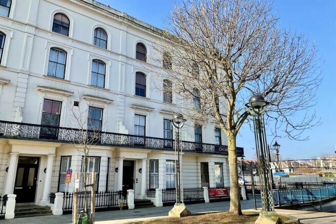 2 bed property, in Cambridge Terrace, £290,000