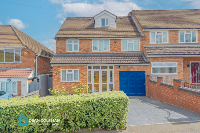 5 bed property, in Wychall Park Grove, £400,000