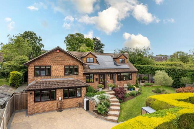 5 bed property, in Waverley Close, £995,000