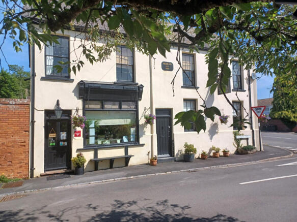 4 bed property, in The Triangle, £550,000