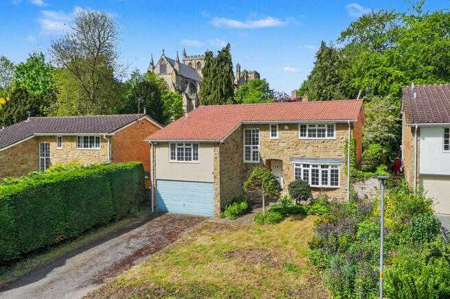 4 bed property, in 8 Cathedral Close, £650,000