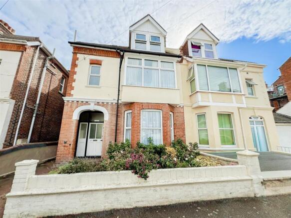 2 bed property, in Albany Road, £150,000