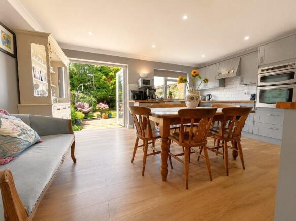 4 bed property, in Upper Free Down, £425,000