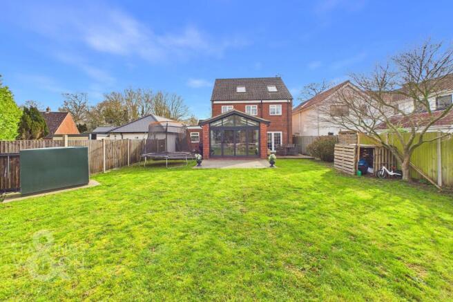 5 bed property, in Middle Road, £650,000