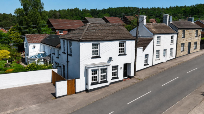 3 bed property, in Pillowell Road, £320,000