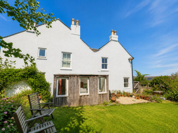 2 bed property, in Moat Hill, £440,000