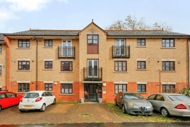 2 bed property, in New Green Place, £280,000