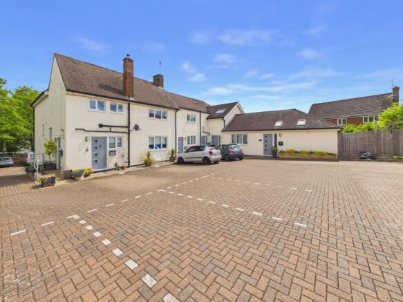 1 bed property, in High Street, £180,000