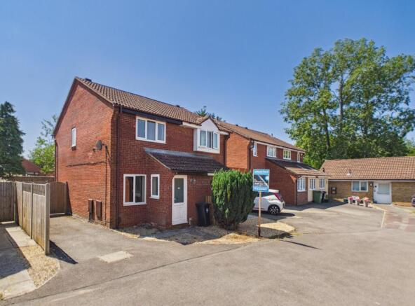2 bed property, in The Willows, £249,995