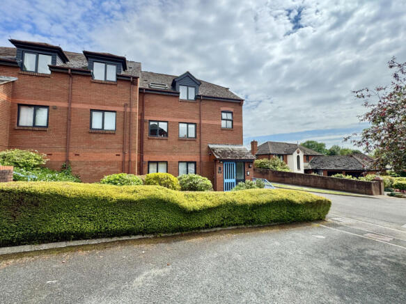 2 bed property, in Trews Weir Reach, £200,000
