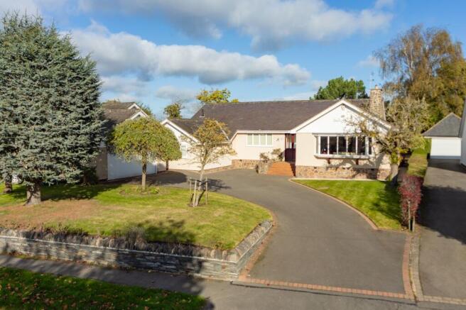 4 bed property, in Main Street, £890,000