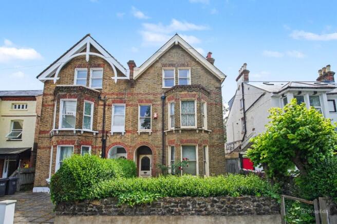6 bed property, in Woodside Green, £700,000