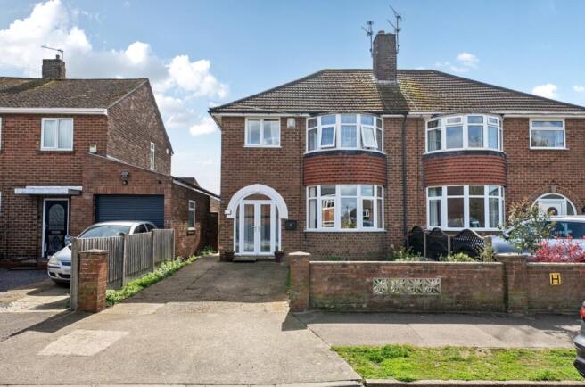 3 bed property, in Clive Avenue, £240,000