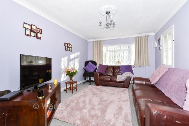 4 bed property, in Bushey Grove, £400,000