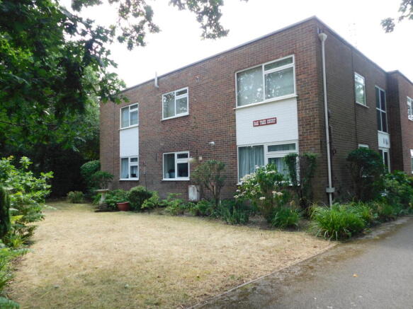 2 bed property, in Oaktree Court, £225,000