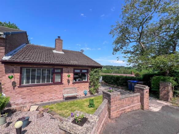 2 bed property, in Haigh Close, £230,000
