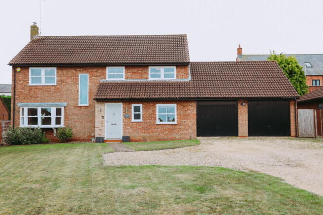 4 bed property, in Main Street, £725,000