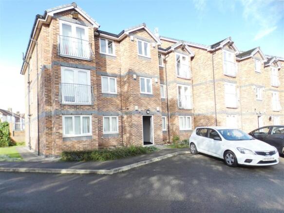 2 bed property, in Whitestone Court, £105,000
