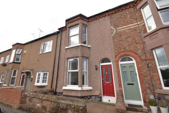 2 bed property, in Gladstone Road, £195,000