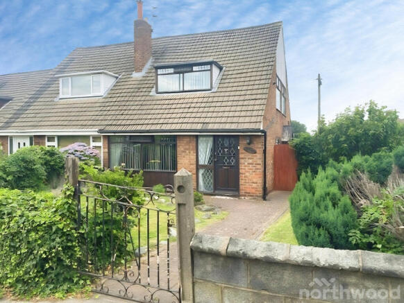 3 bed property, in Leyfield Road, £260,000