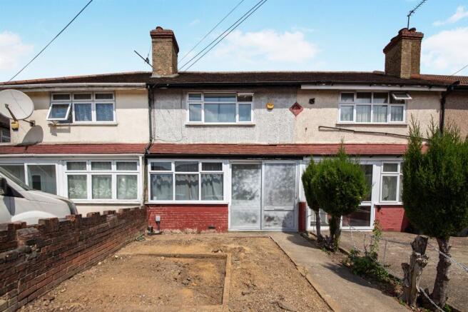 2 bed property, in Leyburn Road, £450,000