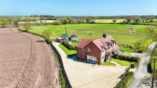 4 bed property, in Pewit Lane, £775,000