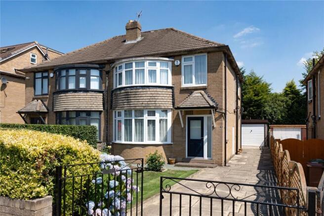 3 bed property, in Carr Manor View, £350,000
